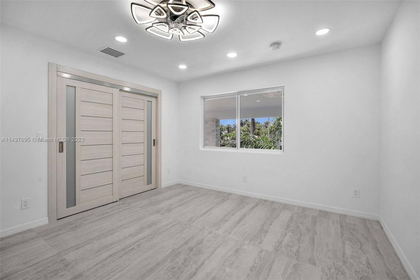 HOLLYWOOD LAKES SECTION - Residential