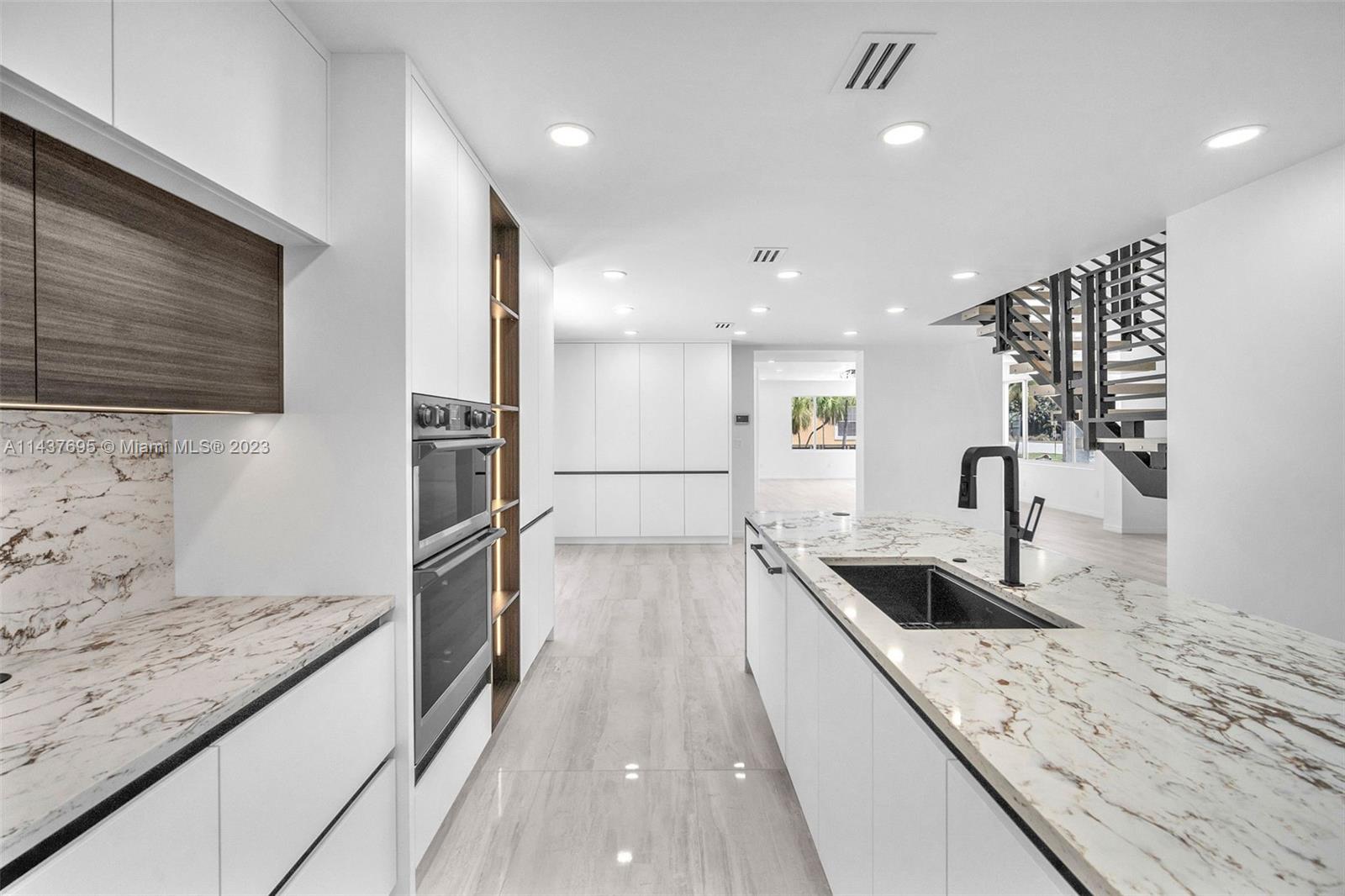 HOLLYWOOD LAKES SECTION - Residential