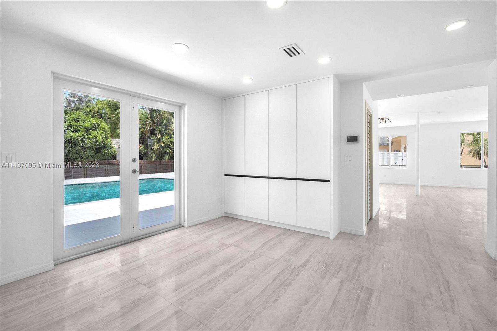 HOLLYWOOD LAKES SECTION - Residential