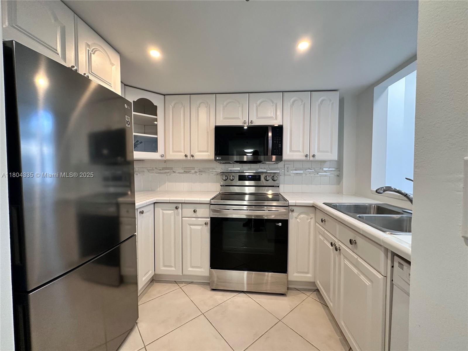 Seller Motivated!! Bring your offers! Impact windows are in! Spacious newly renovated unit! Brickell Key 2 building has been completely renovated including lobby and all common areas. This Corner 1 Bedroom 1.5 bath newly renovated bathrooms and floors. Beautiful and fresh ready for move in. Tall ceilings, tons of closets, large open space. Full size side by side washer and dryer. Great Location on Brickell Key. Call LA for easy showings unit is vacant.
