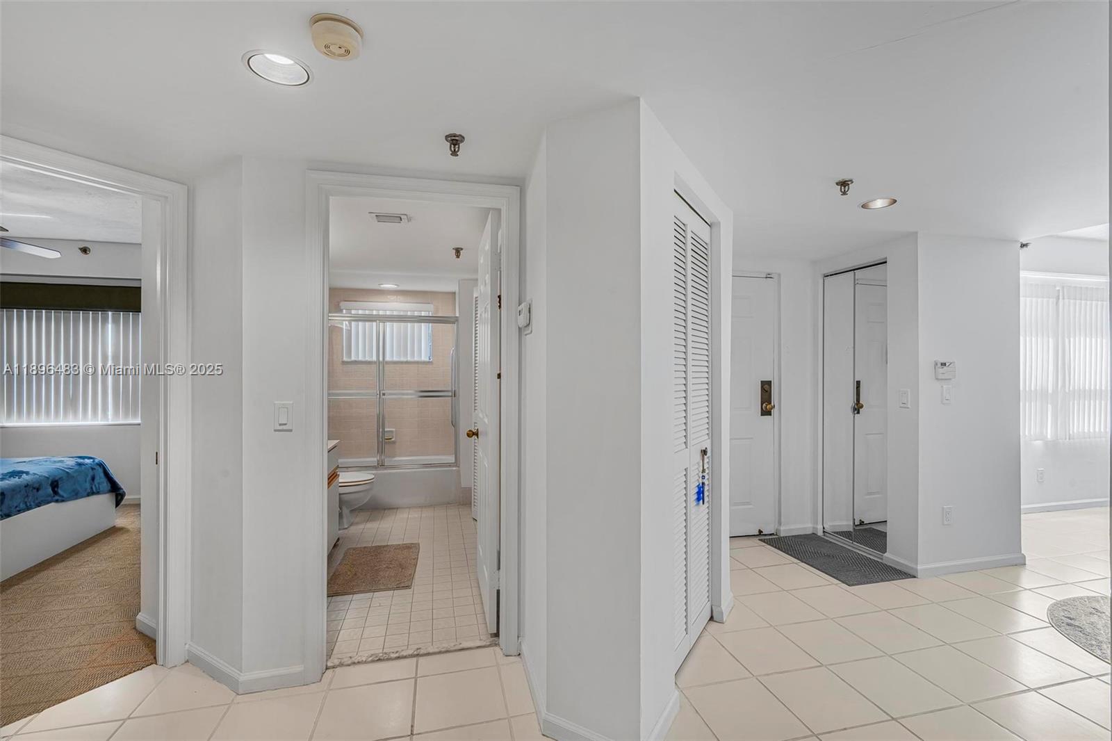 LAKES AT LA PAZ CONDO - Residential Lease