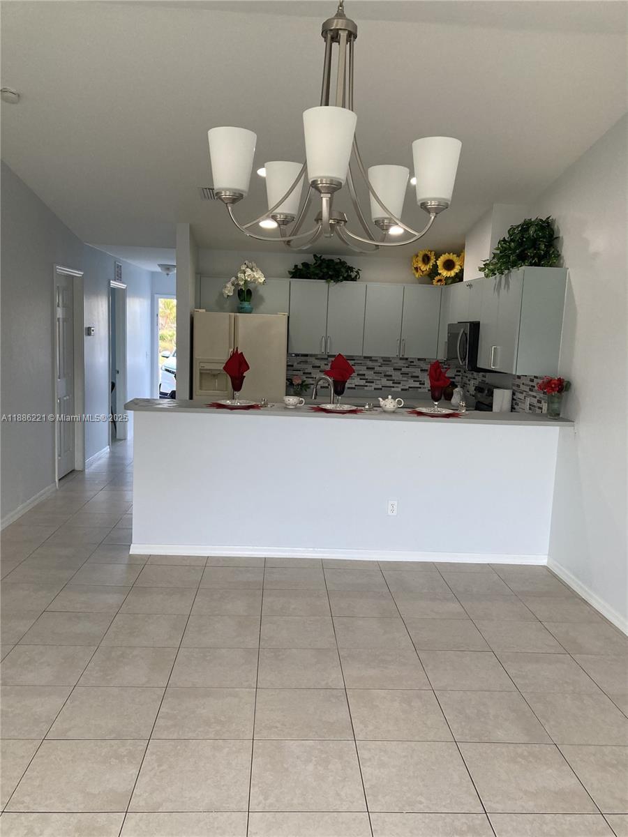 3 large bedrooms with a large walk-in closet. 2 new bathrooms. Modern kitchen with an electric stove. Dishwasher, double-door refrigerator. New washer and dryer. New central air conditioning. All in excellent condition, ready to move in. For showing, please contact Brenda 239-271-5214/Olga 239-357-4254