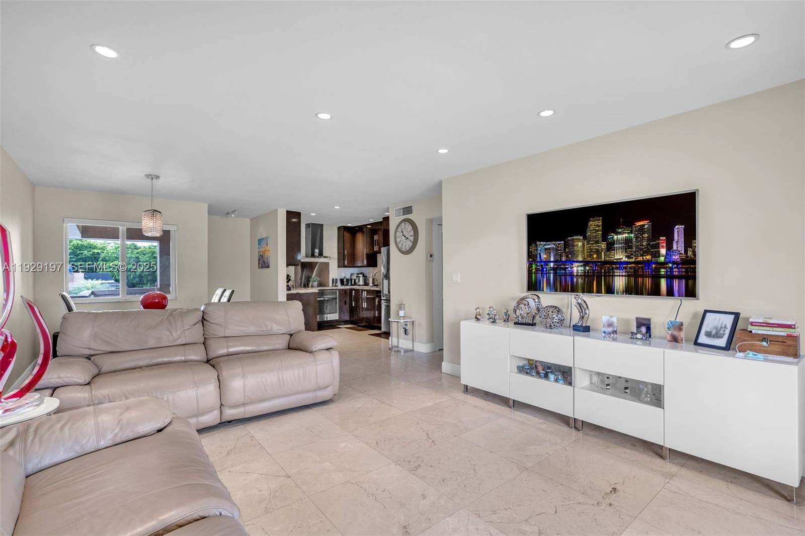 VILLAS OF MIAMI LAKES CON - Residential