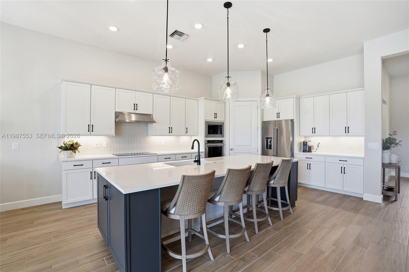 COUNTRY CLUB - Residential