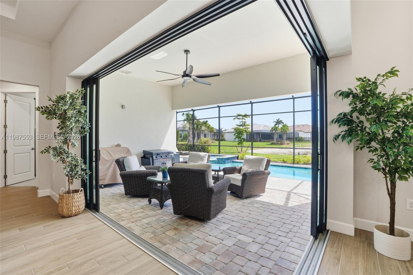 COUNTRY CLUB - Residential