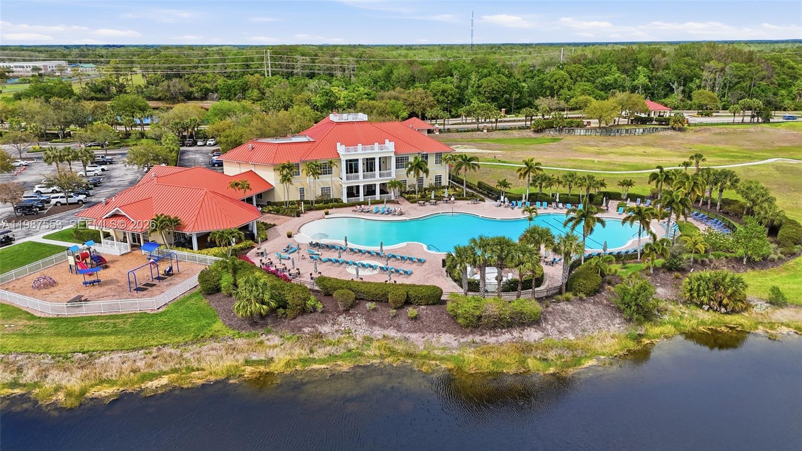 COUNTRY CLUB - Residential