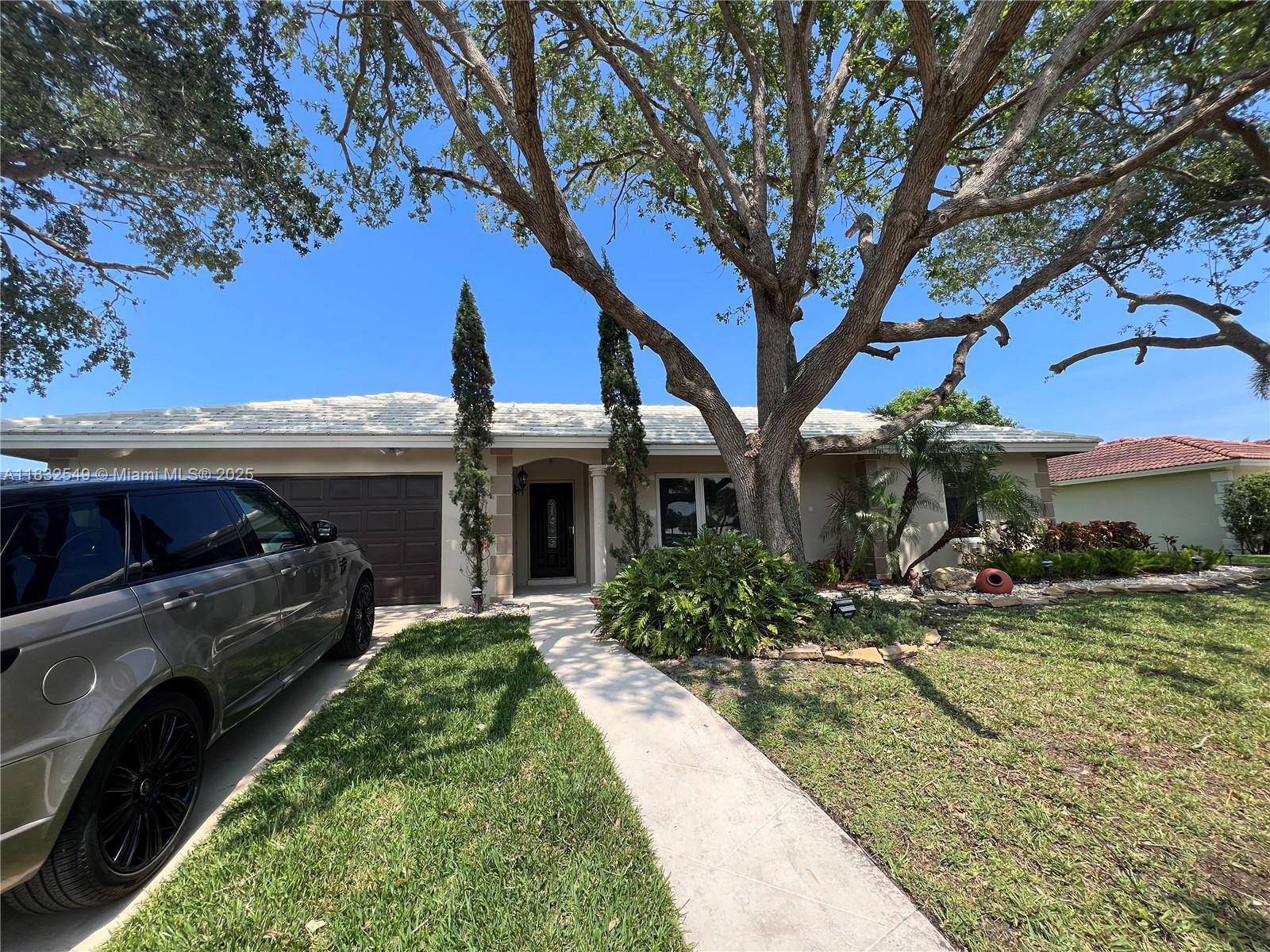 Looking for a bright and beautiful 4 bedroom, 2 bathroom house in Boca Raton? Look no further than this stunning property! With a spacious garage, a refreshing pool, and a lush garden that includes mango, avocado, and peach trees, this home is the perfect oasis for those seeking a comfortable and practical lifestyle. Located in a
great neighborhood in East Boca Raton. Just a few miles from the beach, shopping areas, and A rated​​‌​​​​‌​‌​​​‌‌​​​‌‌‌​​‌​​‌‌​​​​ schools.