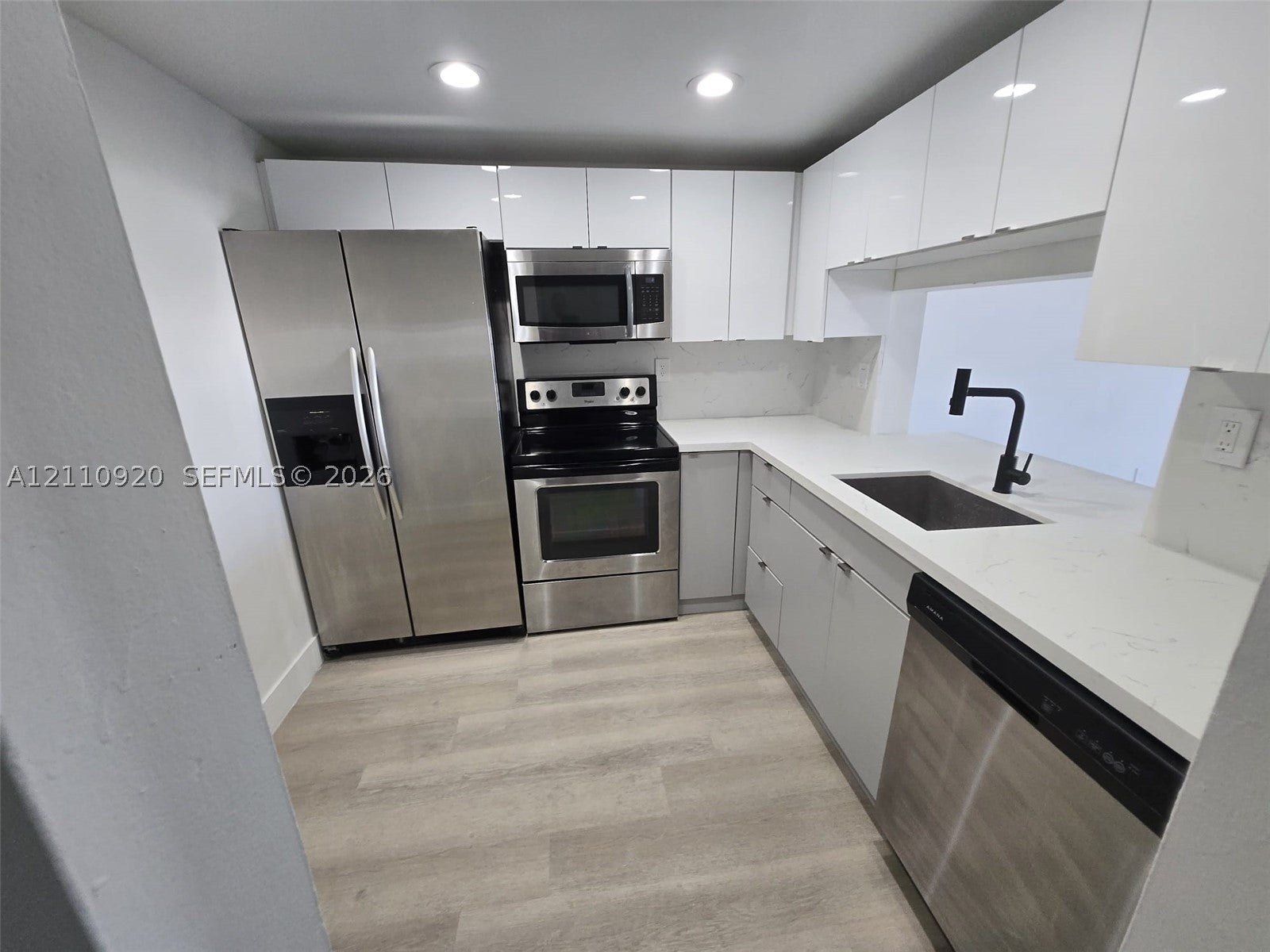 486 NW 165th St Rd B-305