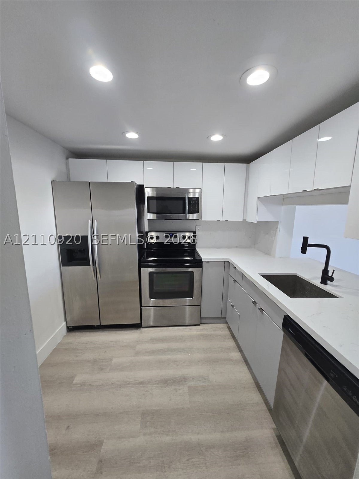 486 NW 165th St Rd B-305
