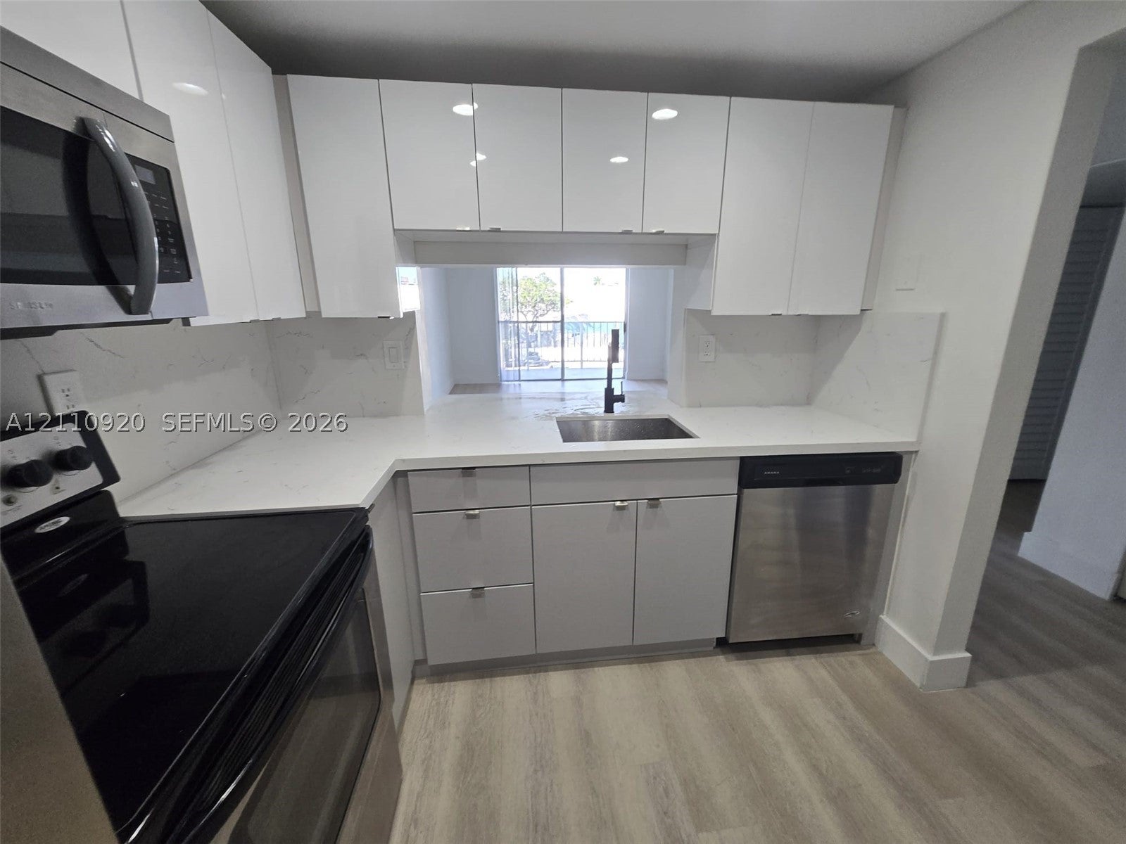 486 NW 165th St Rd B-305