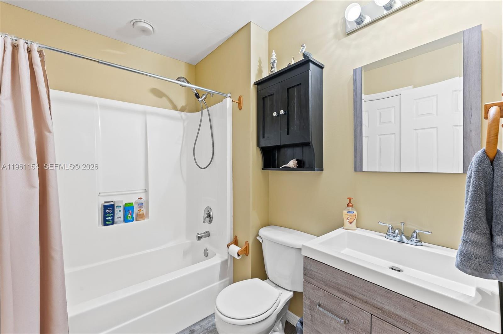 MIRROR LAKES - Residential