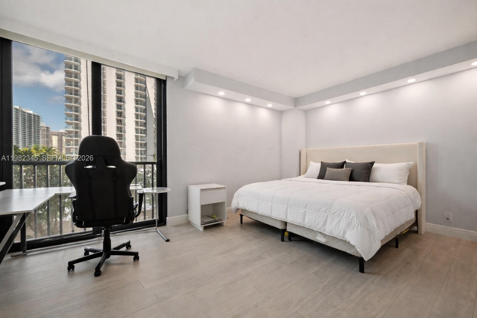 TURNBERRY ISLE SOUTH COND - Residential