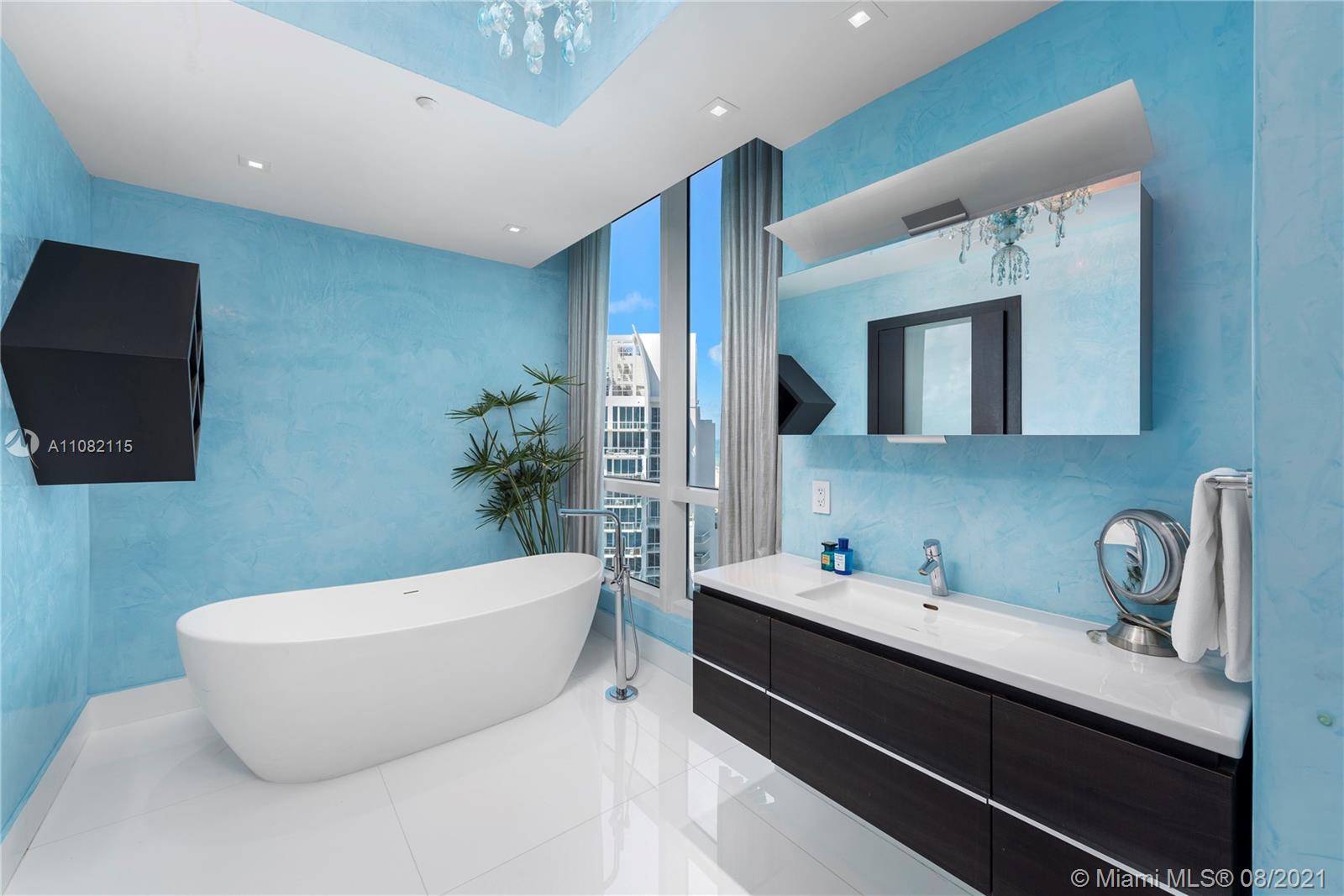 CONTINUUM ON SOUTH BEACH - Residential