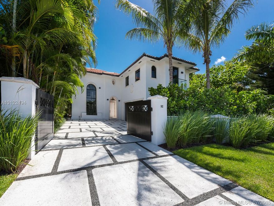 Fully Renovated, Turn-Key 5 bed/6 ½ bath home. High Ceilings, Open Kitchen, w Automatic Cabinets & SS Appliances. Master Suite w individual bthrms, Custom Closets & large balcony overlooking Downtown. Savant powered Smart home. Separate Guest suite above 2 car garage. New Pool and Deck. Beautifully landscaped. Great room with 20'+ ceiling leading to courtyards. Gated Island offering Police protection. Walk to Playground, Basketball, Tennis courts. Close to South Beach, Downtown, and Biscayne Corridor.