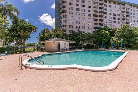 Tiny photo for 3850 Washington St #409, Hollywood, FL 33021 (MLS # A12026346)