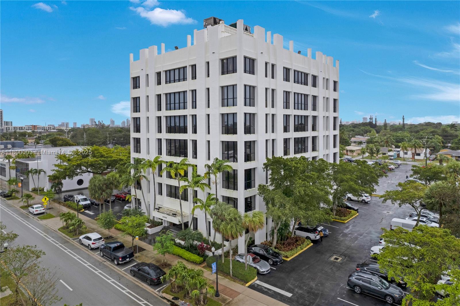 Corner Office with open views in the heart of Hollywood, spanning 1560 SQF, Features private offices, ideal for executives or professionals seeking a quiet and private space. The office has an open layout, perfect for creating a collaborative and dynamic work environment. The building offers common restrooms on each floor, maintaining privacy and comfort for tenants. Additionally, it features exclusive parking for building employees, located at the near. This office is perfect for companies looking for a modern, well located space with all the necessary amenities. Unit 601-604.