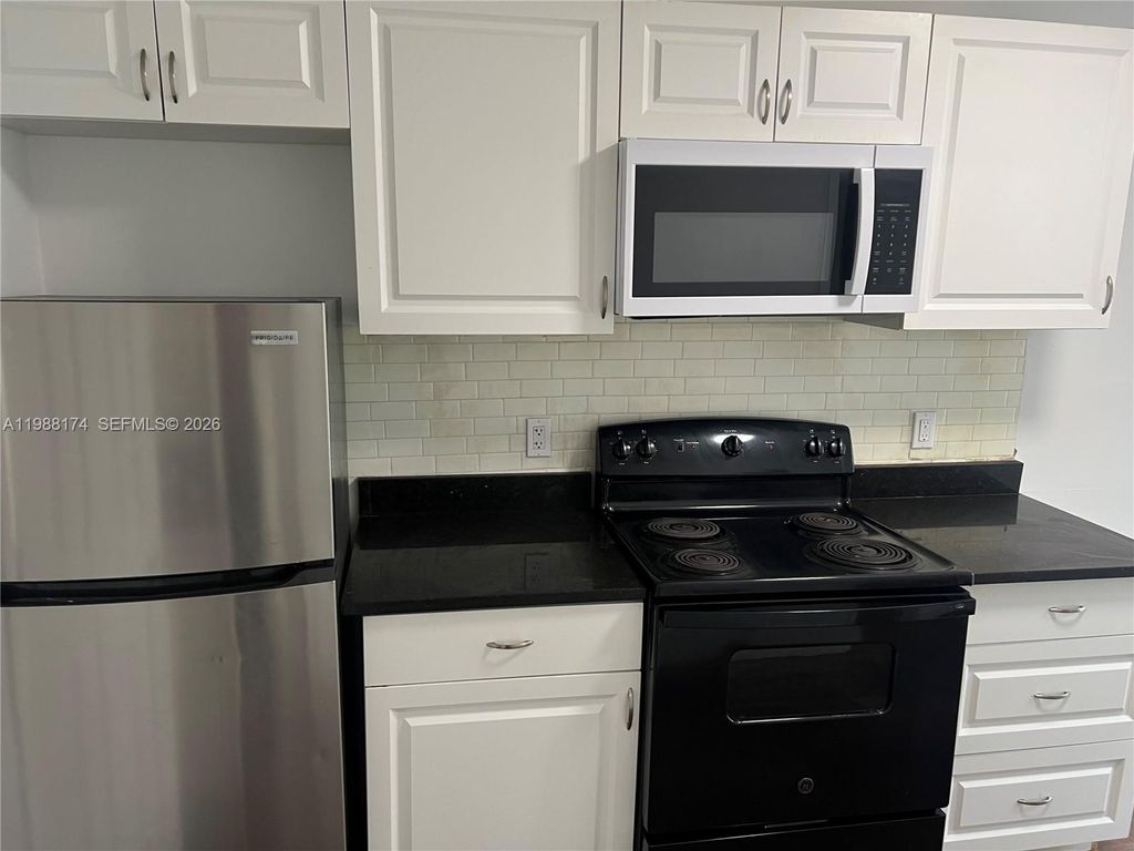 Photo of 2118 N 19th Ave #1-4 -R, Hollywood, FL 33020 (MLS # A11988174)