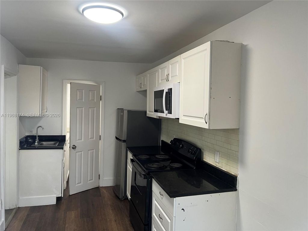 Photo of 2118 N 19th Ave #1-4 -R, Hollywood, FL 33020 (MLS # A11988174)