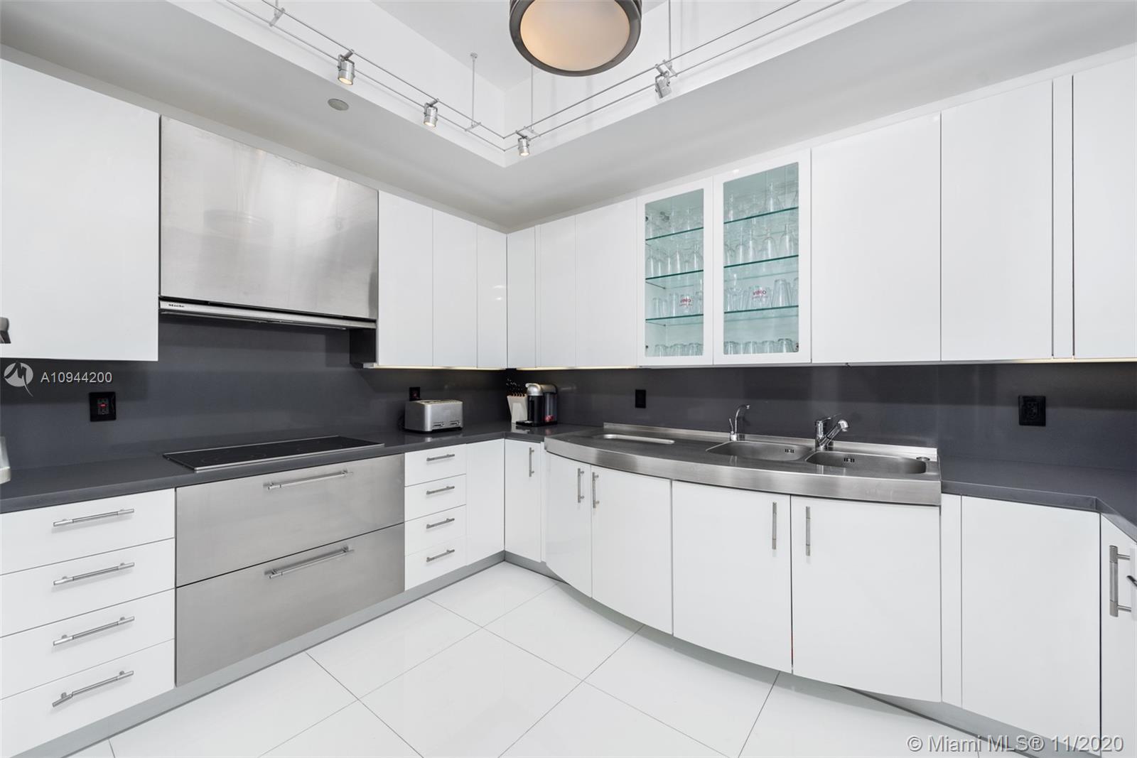 CONTINUUM ON SOUTH BEACH - Residential