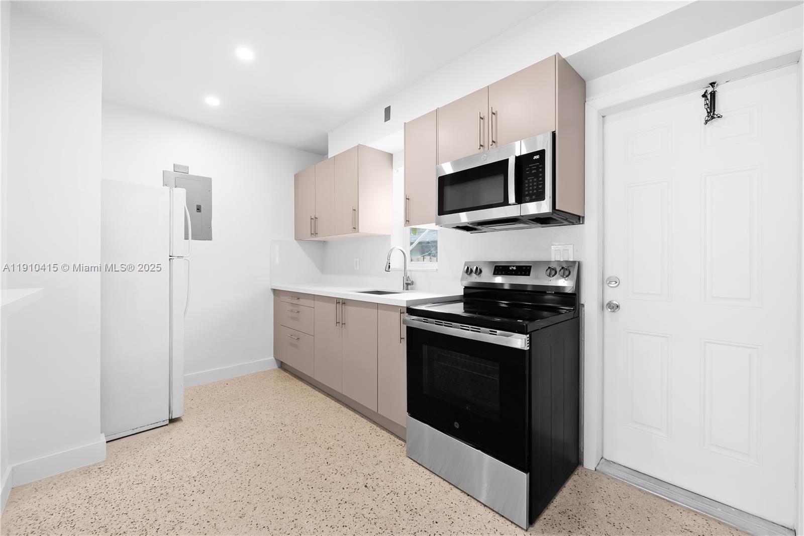 HOLLYWOOD SOUTH SIDE ADD - Residential Lease