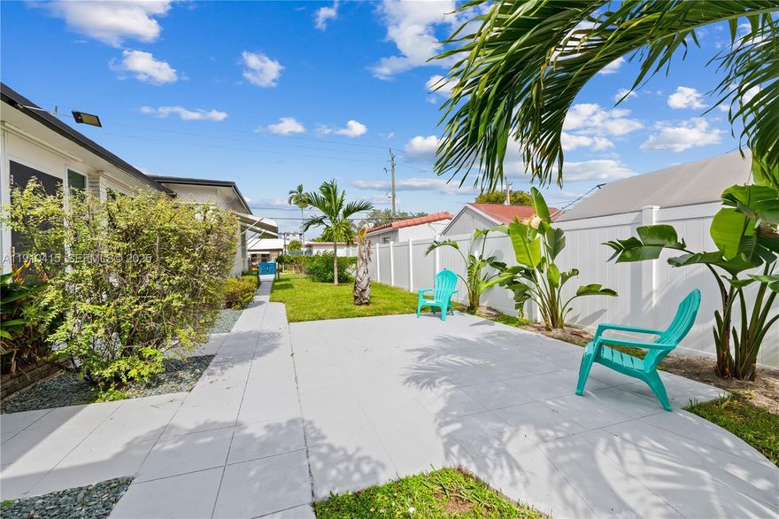 Beautifully renovated 2BR/2BA home featuring a gated garden, brand-new kitchen, modern bathrooms, and brand new HVAC with ductwork. Private on-site parking. Pet-friendly (with restrictions). Prime location—just a 7-minute drive to Hollywood Beach and close to Young Circle’s dining, shops, and nightlife.