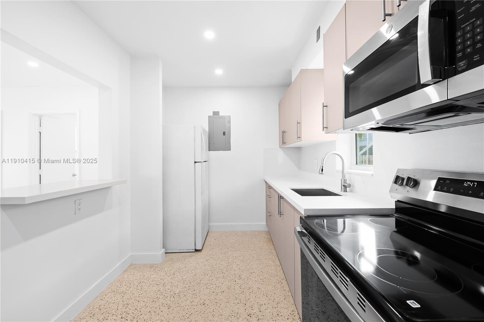 HOLLYWOOD SOUTH SIDE ADD - Residential Lease