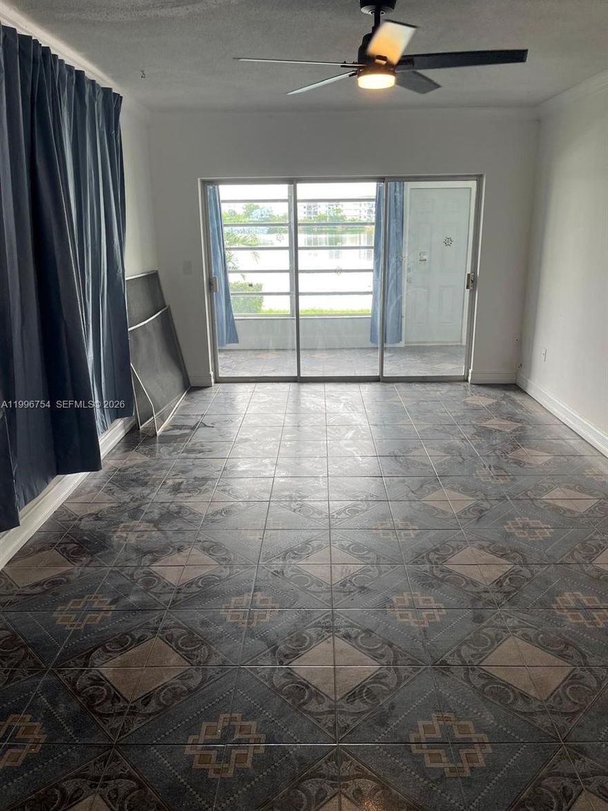 Corner unit with views on the lake. 3 bedrooms/2 bathrooms. Central AC. recently renovated.