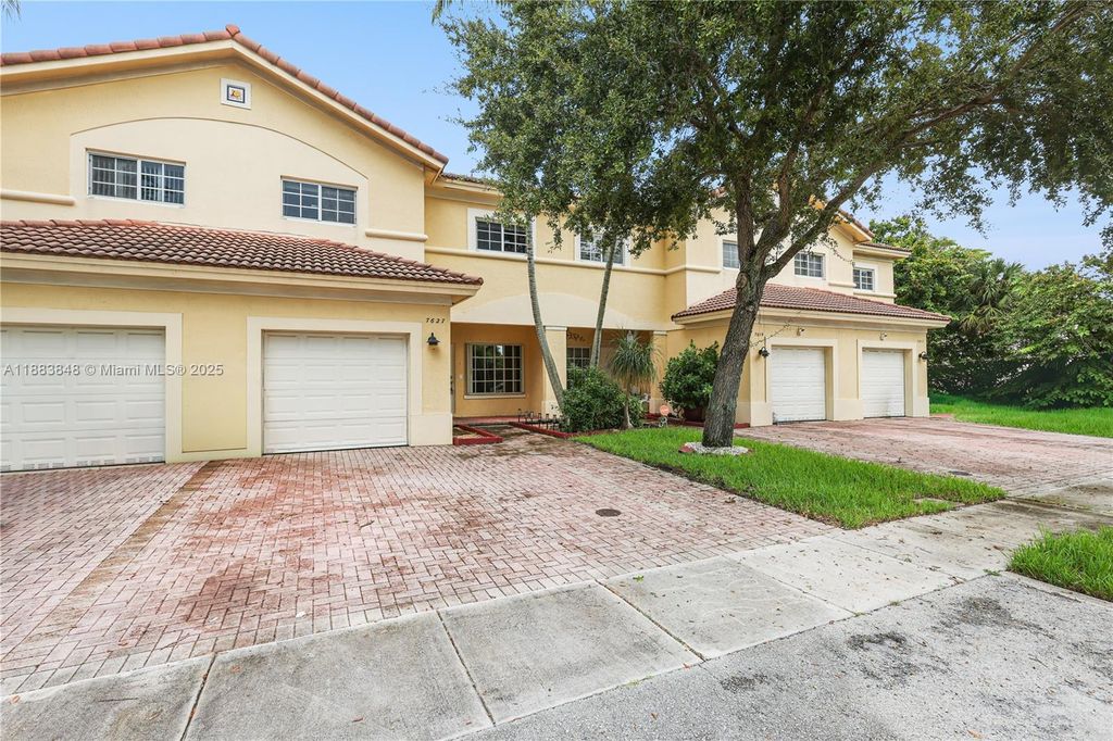 Photo of 7627 N Stonecreek Cir, Davie, FL 33024 (MLS # A11883848)