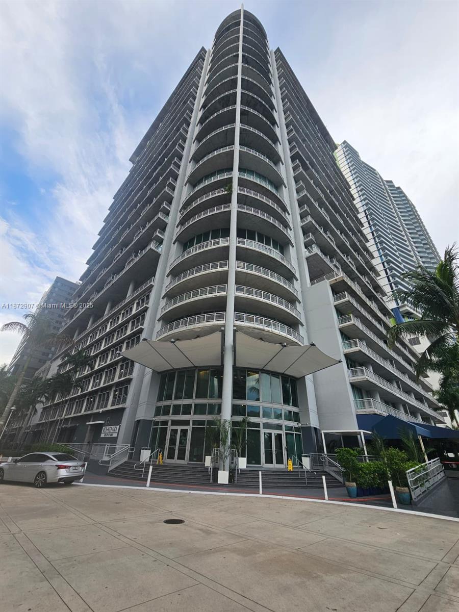 Modern Loft with Canal & Pool Views in Brickell! Step into Unit 2515 at Neo Vertika and experience sleek, urban living in one of Miami’s most vibrant neighborhoods. This spacious 2-story loft features 2 bedrooms, 2.5 bathrooms, and tile flooring throughout. Enjoy unobstructed canal and pool views from two private balconies, plus the convenience of being just steps from Brickell City Centre.
Freshly painted and offered unfurnished, this unit is move-in ready and ideal for both homeowners and investors. The building offers top-tier amenities including an infinity pool, jacuzzi, fitness center, sauna, and 24-hour concierge & valet. Pet-friendly and easy to lease—this is Miami living at its finest.