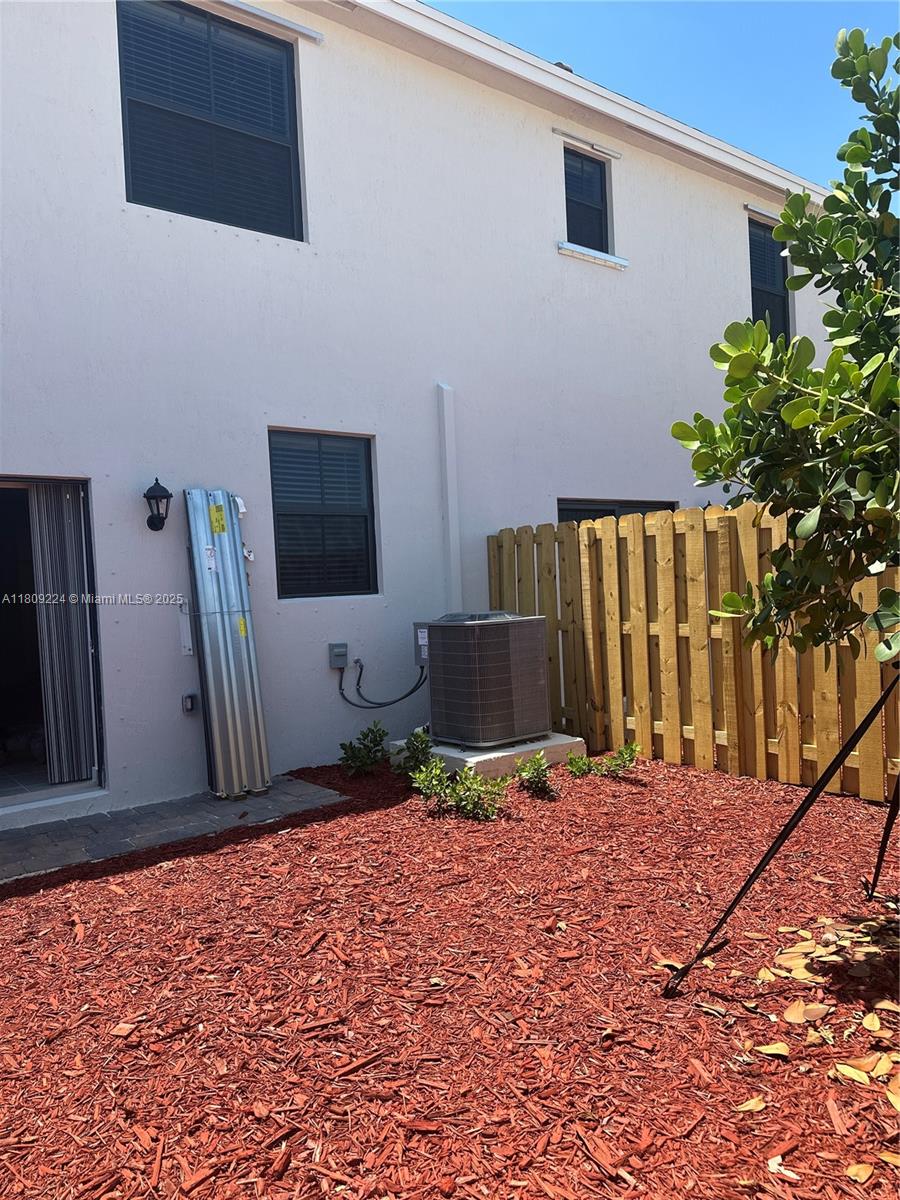 MIAMI LAND AND DEVELOPMEN - Residential Lease