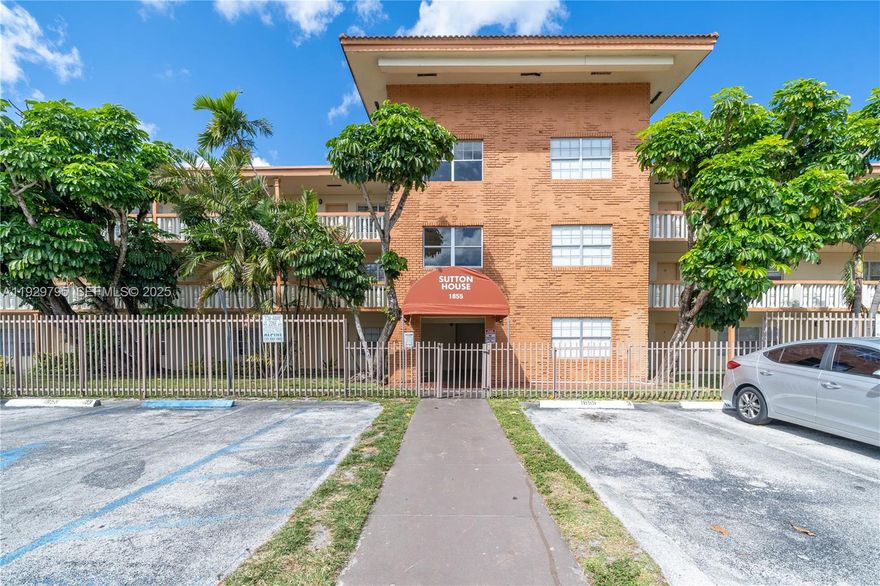 GREAT location!! Walking distance to tennis courts, shops, restaurants, and park.  This is a fantastic opportunity to rent this stylish 1 bedroom, 1 bathroom condo, with a big living room with a dining area, a lot of natural light, new S.S appliances granite countertops, a huge master bedroom with double closet space, a freshly painted. Ready to move in.ALL OFFERS TO LEASE MUST BE ACCOMPANIED BY A COMPLETED RENTAL APPLICATION, PROOF OF INCOME, LAST 2 PAY STUBS & LAST 2 BANK STATEMENTS.