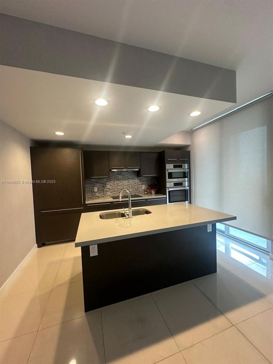 Beautiful 1-bedroom, 1-bathroom apartment for rent in the heart of Doral’s most exclusive area!
This modern unit features high-end appliances, impact windows, electric blinds, and a ceiling fan for extra comfort. Enjoy a bright open-concept layout with stylish finishes and an in-unit washer and dryer. Internet, cable, and water included! Residents can access a private clubhouse with a resort-style pool and a fully equipped gym. Ideally located just steps away from top-rated schools, restaurants, shops, and supermarkets — everything you need within walking distance. Experience the perfect blend of convenience, elegance, and tranquility in this stunning home.