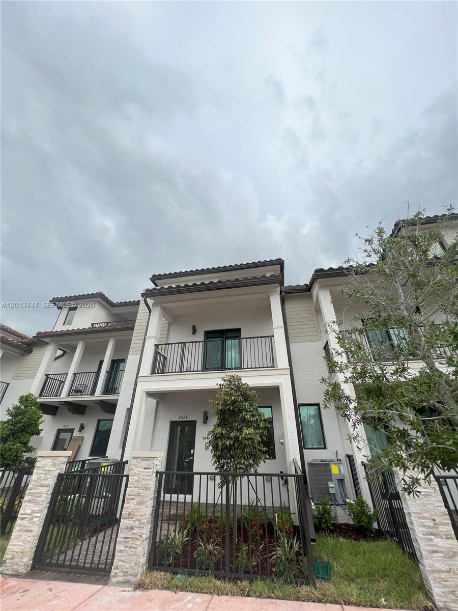 DOWNTOWN DORAL SOUTH PHAS - Residential