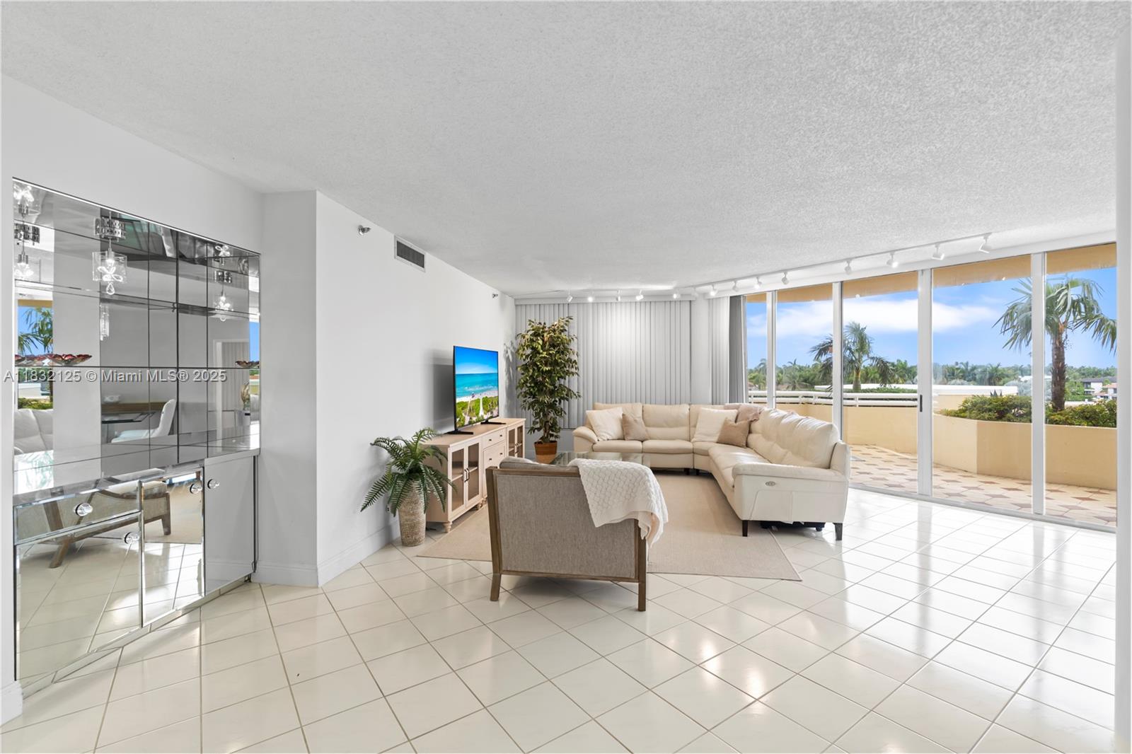 20191 E Country Club Dr 407