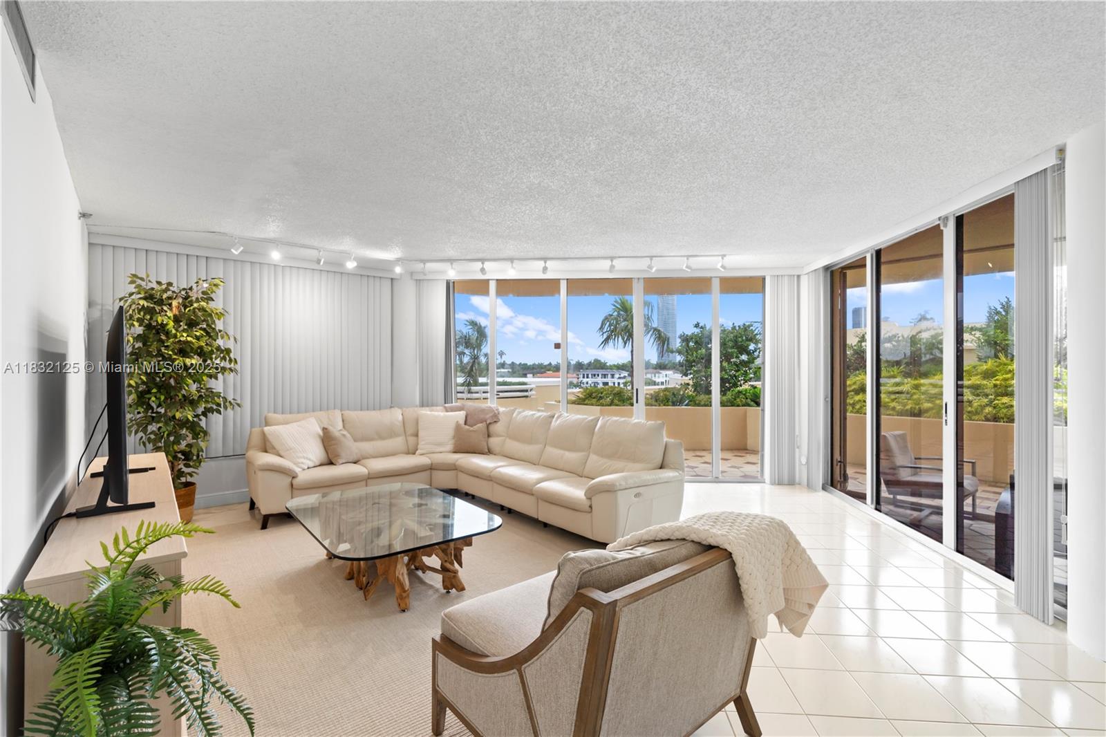 20191 E Country Club Dr 407