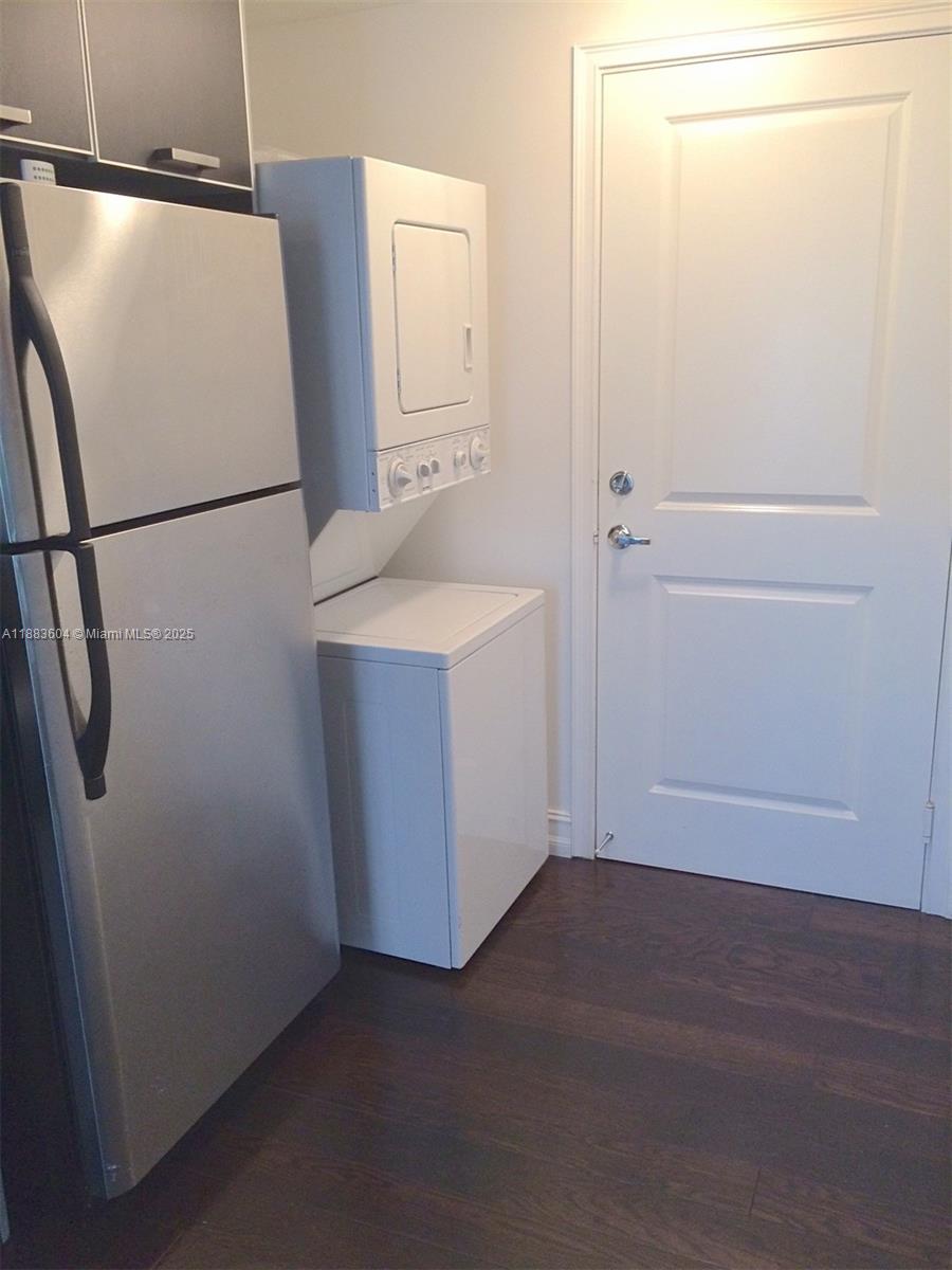 ELEVEN CONDO - Residential