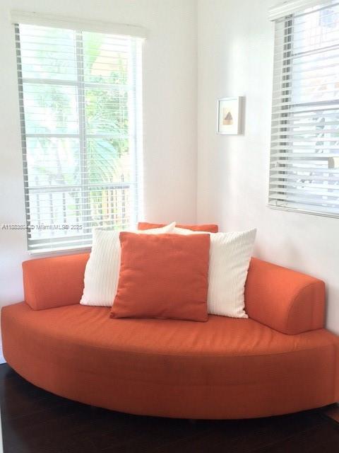ELEVEN CONDO - Residential