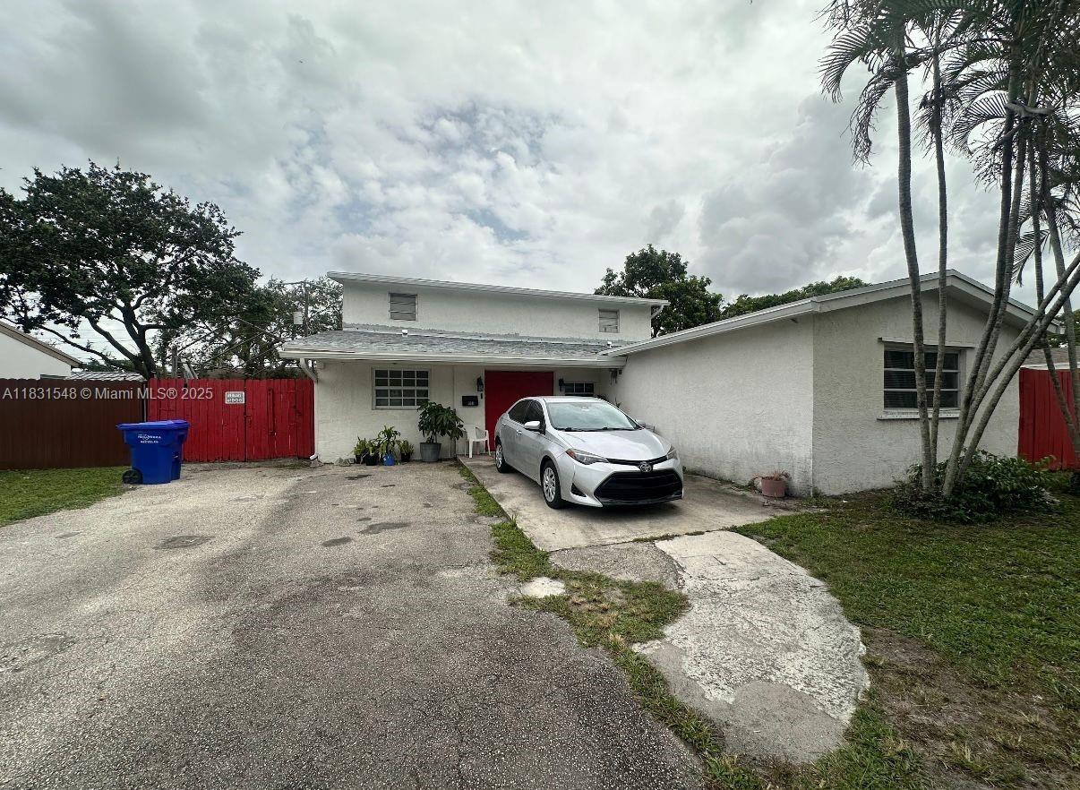 Oversized starter home in the heart of hollywood! Also great rental or fix and flip opportunity! Make this home yours today!