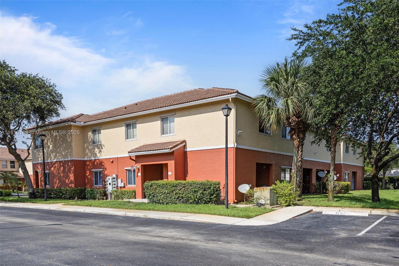 3340 Palomino Dr 214-2, Davie, Broward County, Florida - 3 Bedrooms  
2 Bathrooms - 