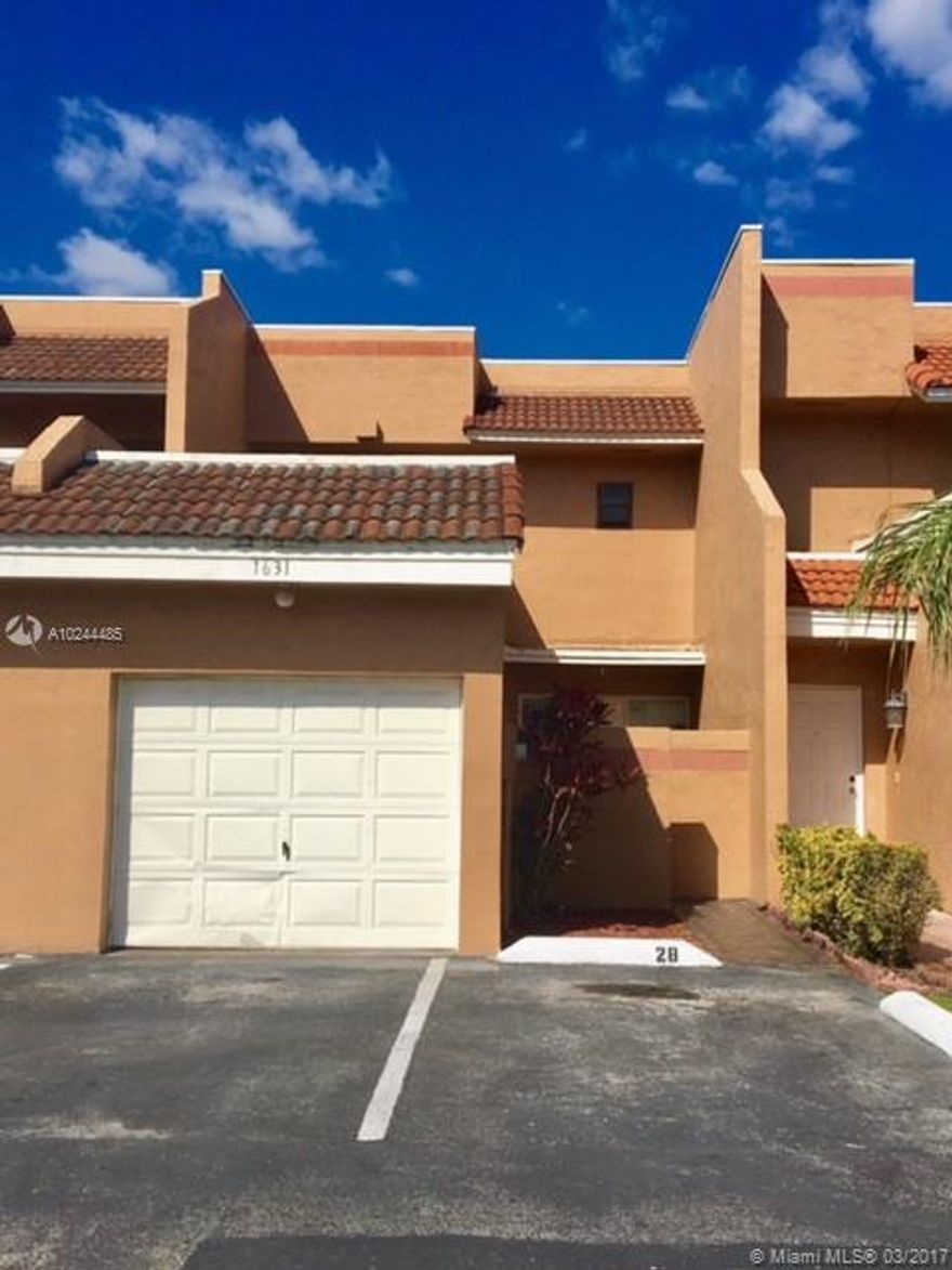 BEAUTIFUL TOWNHOUSE IN THE HEART OF PEMBROKE PINES,  3 BEDROOMS AND 3 COMPLETE BATHROOMS WHIT COVER GARAGE AND TWO MORE PARKINGS SPACES AND FENCED IN BACKYARD!! DON'T MISS THIS OPPORTUNITY, SEND YOUR OFFER TODAY!