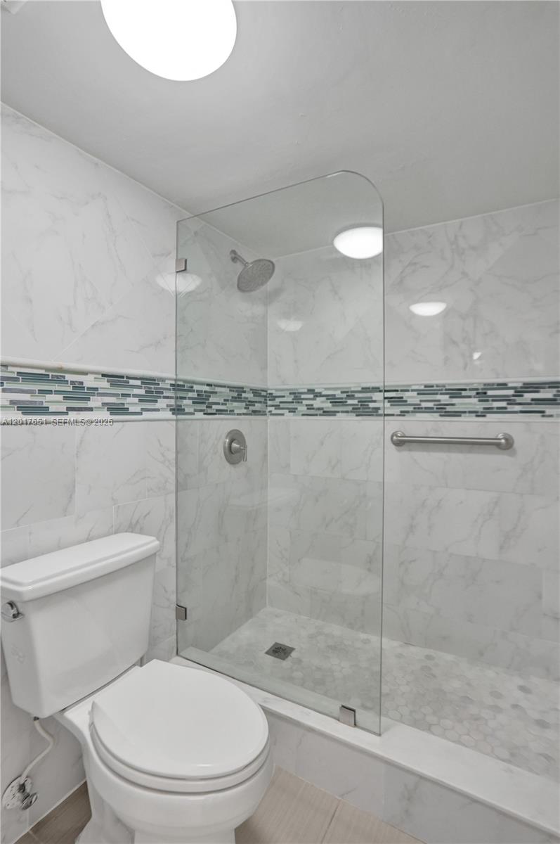 LAKE EMERALD CONDOMINIUM - Residential