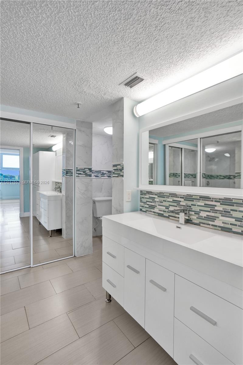 LAKE EMERALD CONDOMINIUM - Residential