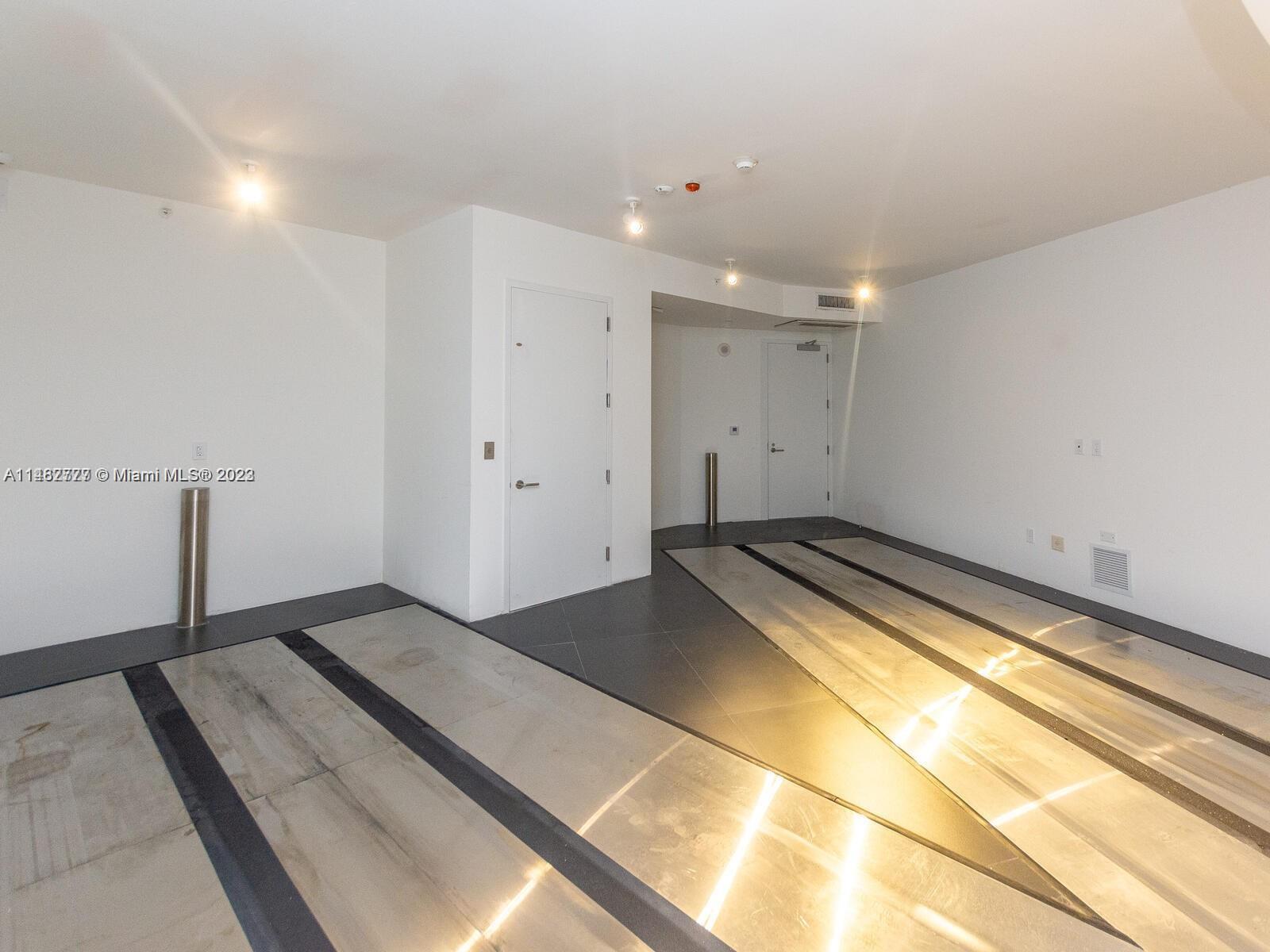 18555 COLLINS AVENUE COND - Residential