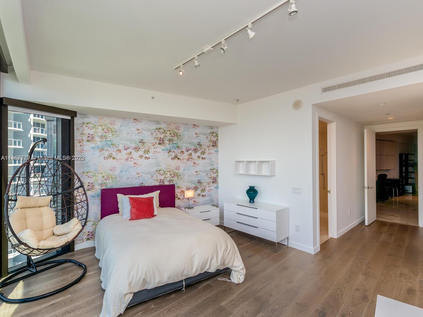 18555 COLLINS AVENUE COND - Residential