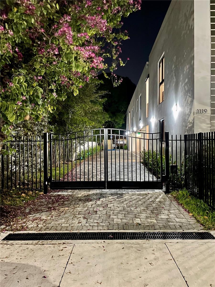 LAWRENCE ESTATE LAND CO - Residential Lease