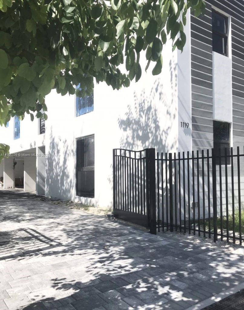 LAWRENCE ESTATE LAND CO - Residential Lease