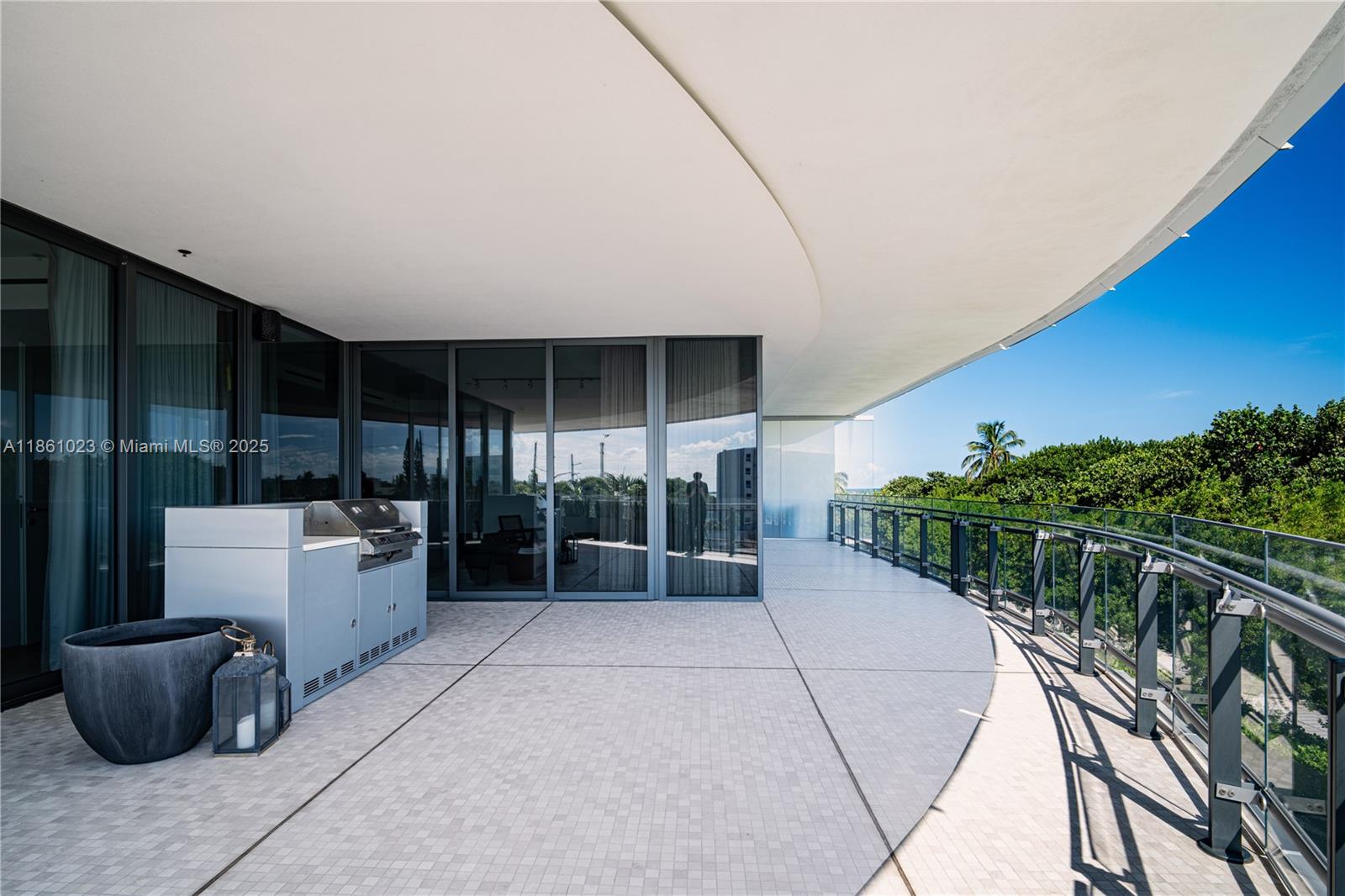 8701 Collins Ave 306