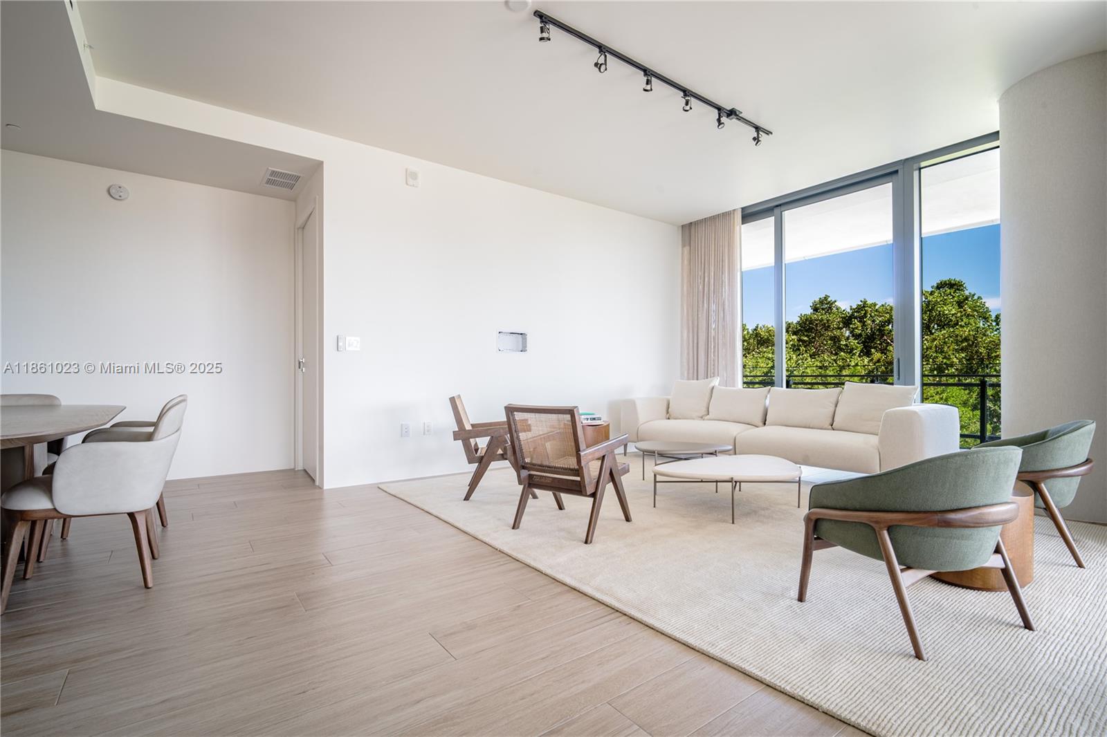 8701 Collins Ave 306