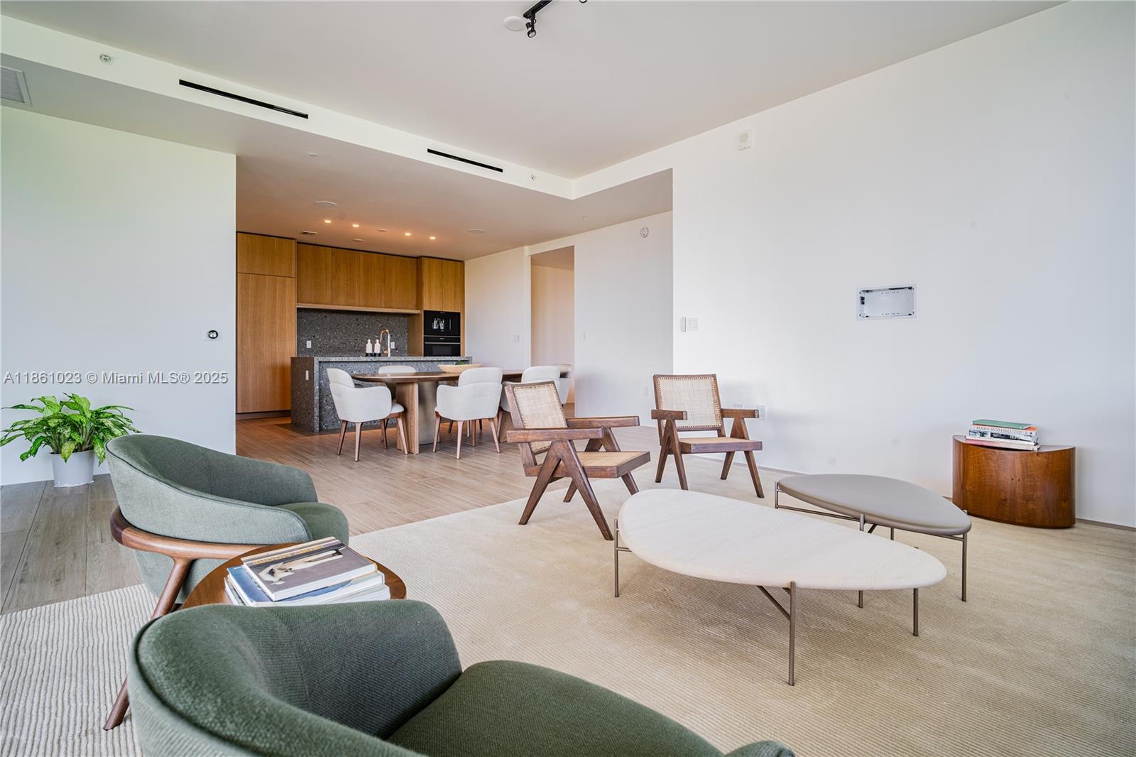 8701 Collins Ave 306