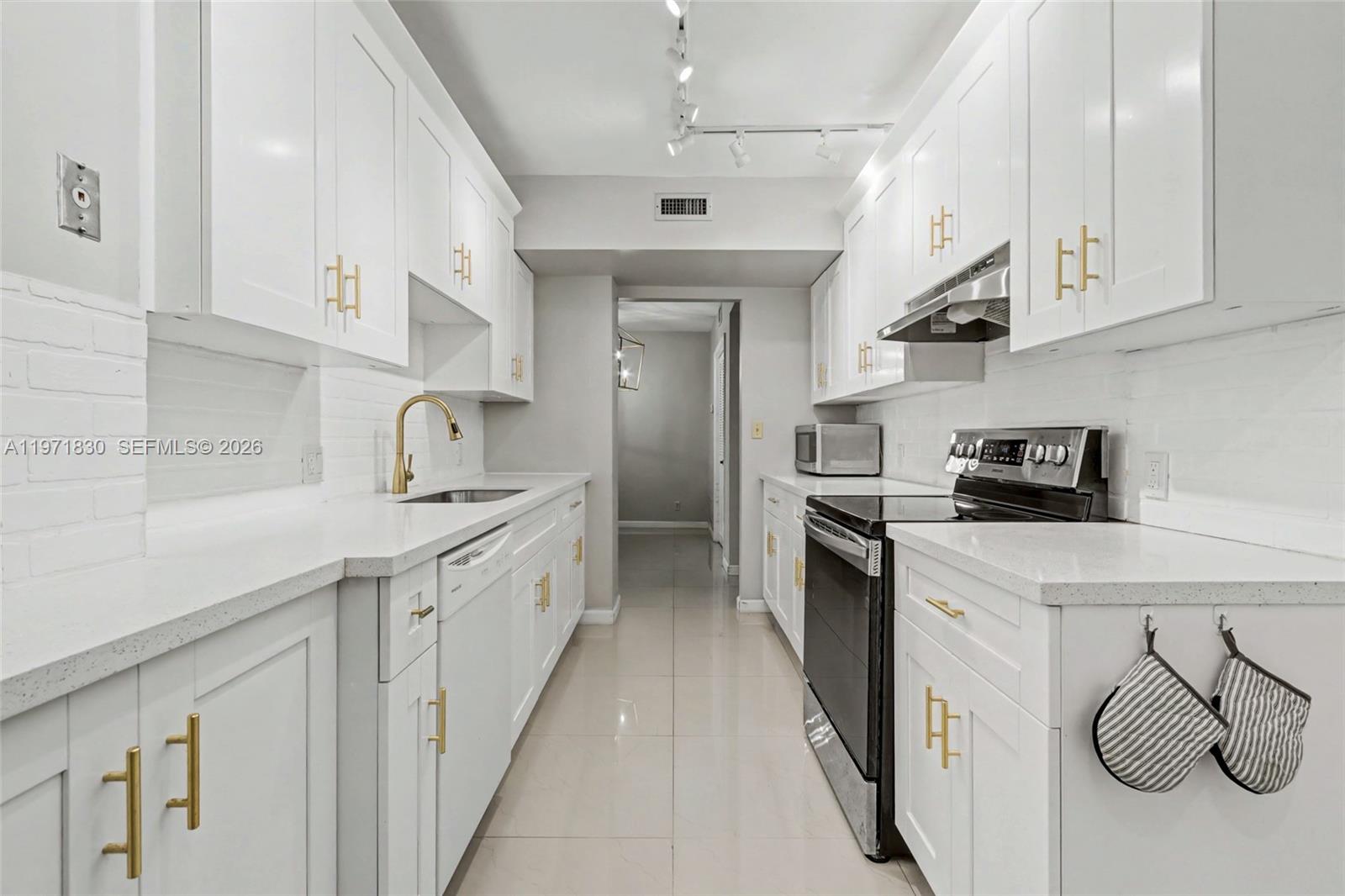 HILLCREST EAST NO 24 COND - Residential